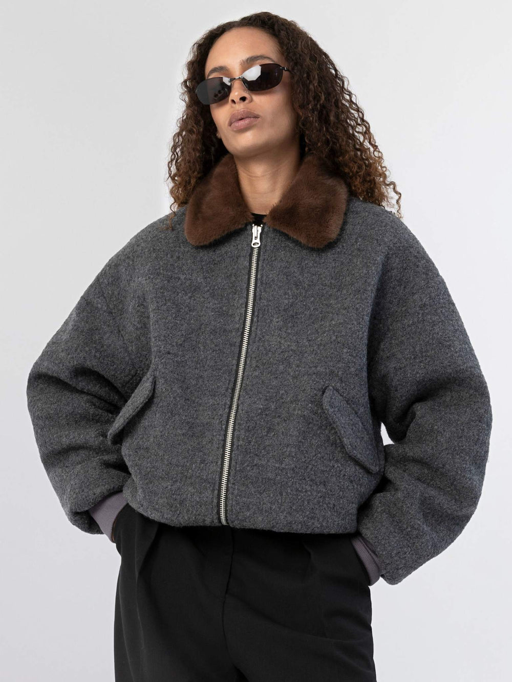 MEOTINE grå jakke med brun pelskrave, perfekt til stilfulde og varme outfits.