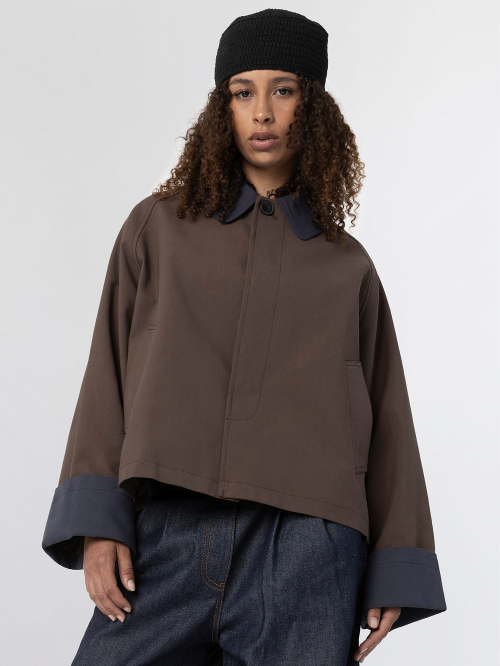 MEOTINE jakke i brun med navy detaljer, perfekt til en stilfuld og afslappet look.