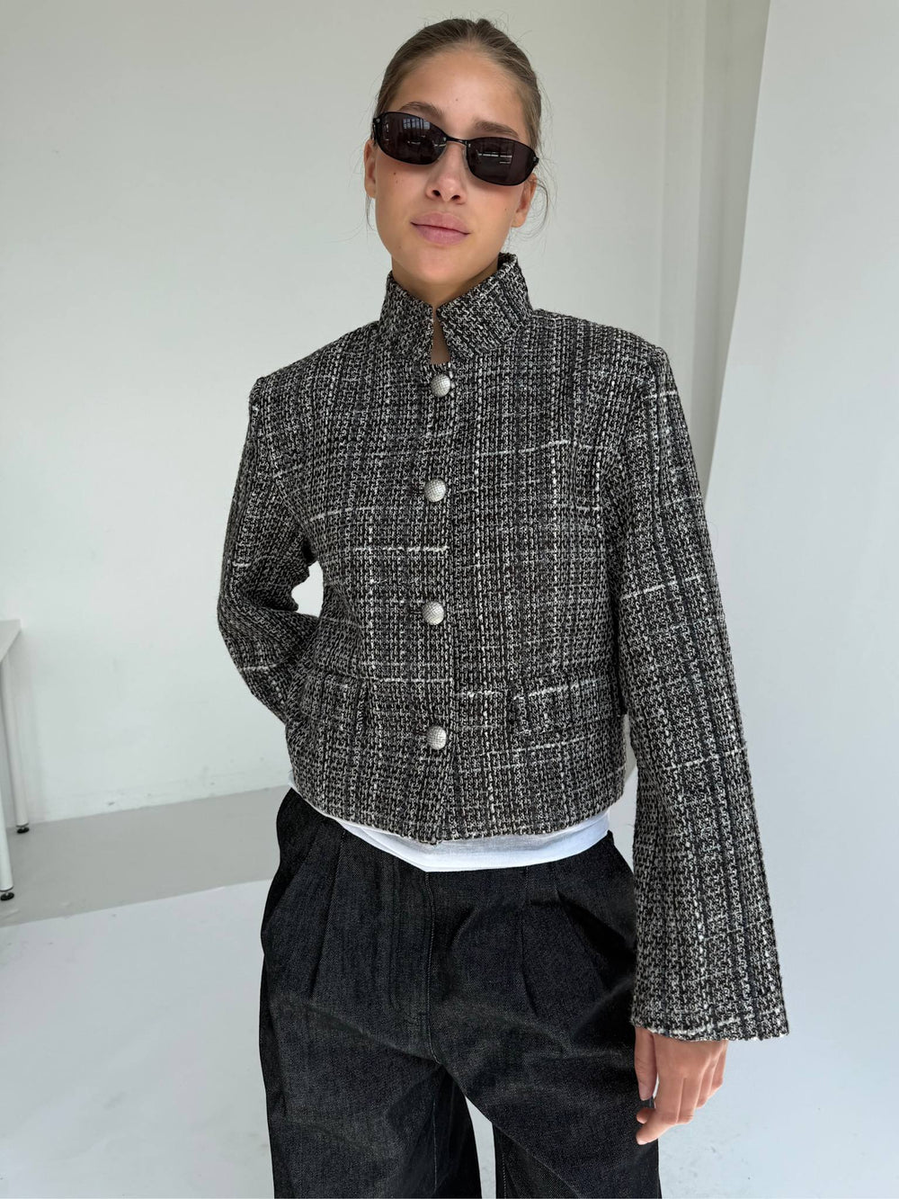 MEOTINE jakke i tweed med knapper, perfekt til en stilfuld og moderne garderobe.