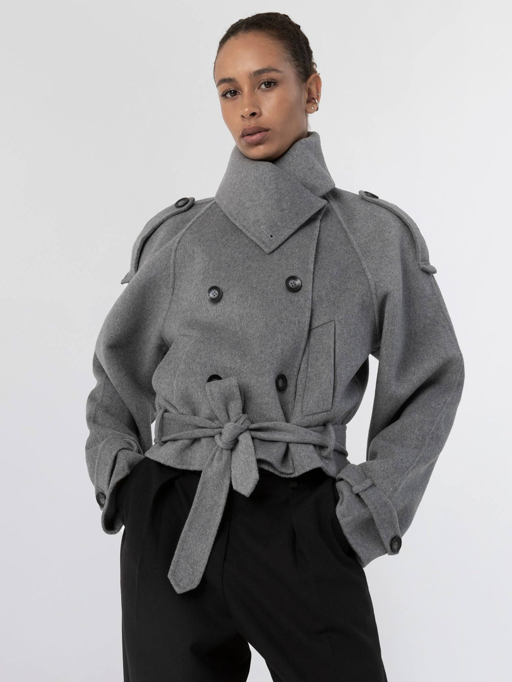 MEOTINE grå trenchcoat med bælte og detaljer, perfekt til stilfulde og varme outfits.