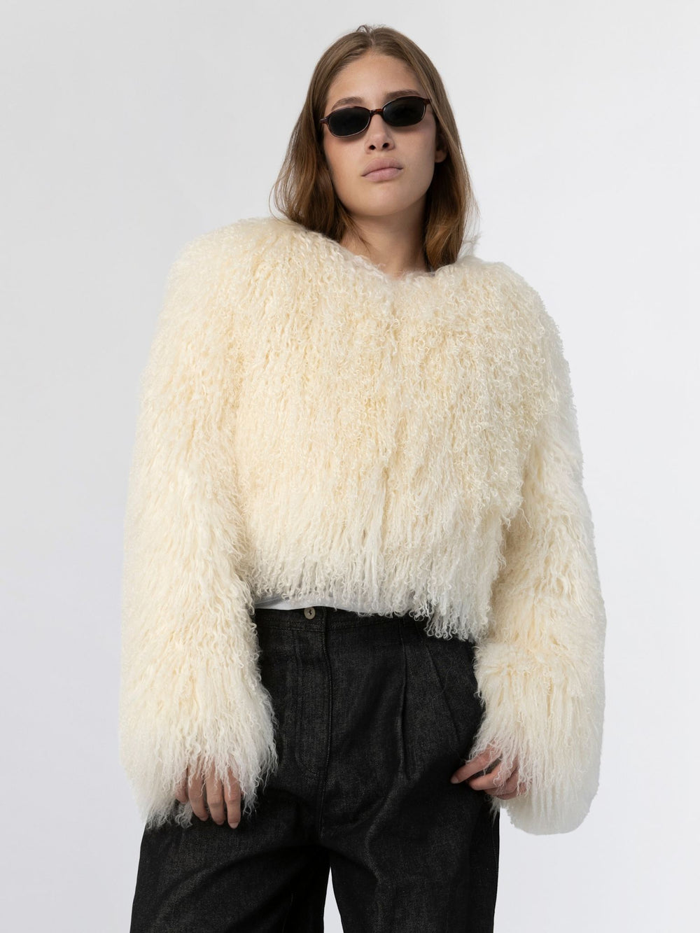 MEOTINE fluffy jakke i lys creme, perfekt til at tilføje stil og varme til din garderobe.