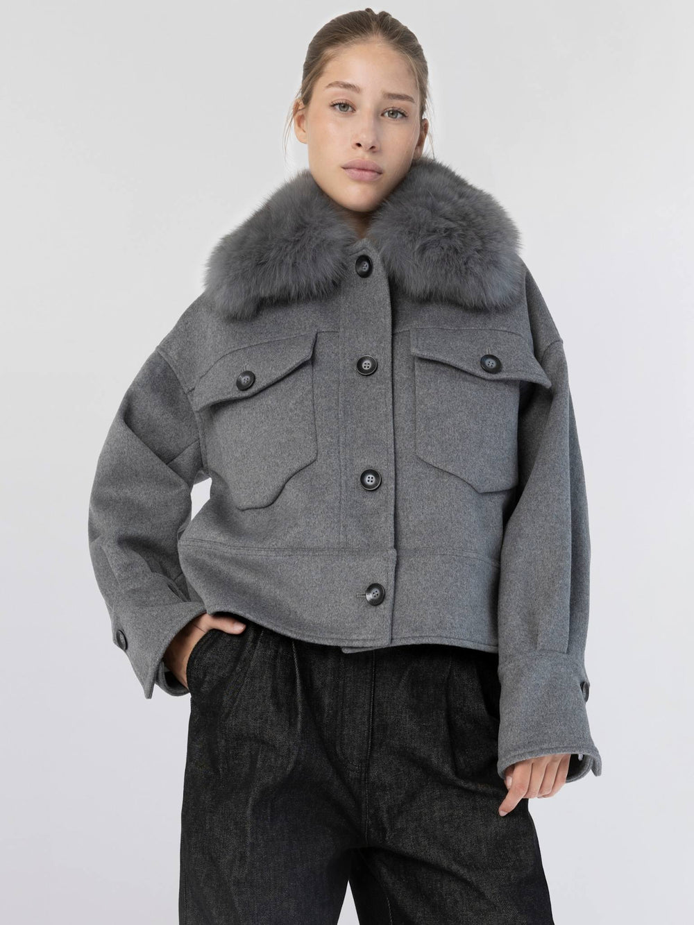 Grå MEOTINE jakke med pelskrave, perfekt til stilfulde og varme outfits.