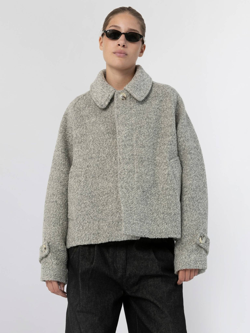 MEOTINE grå jakke med cropped design og klassisk krave, perfekt til stilfulde outfits.