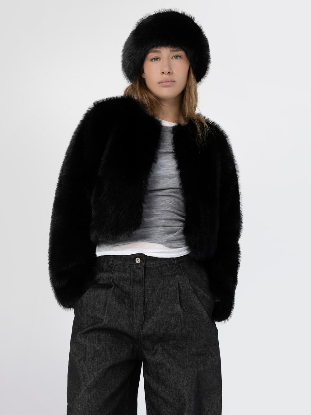 MEOTINE jakke i sort faux fur, perfekt til at tilføje elegance til din garderobe.