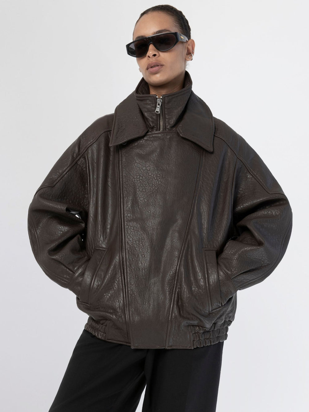 MEOTINE læderjakke med oversized pasform og moderne detaljer, perfekt til enhver lejlighed.