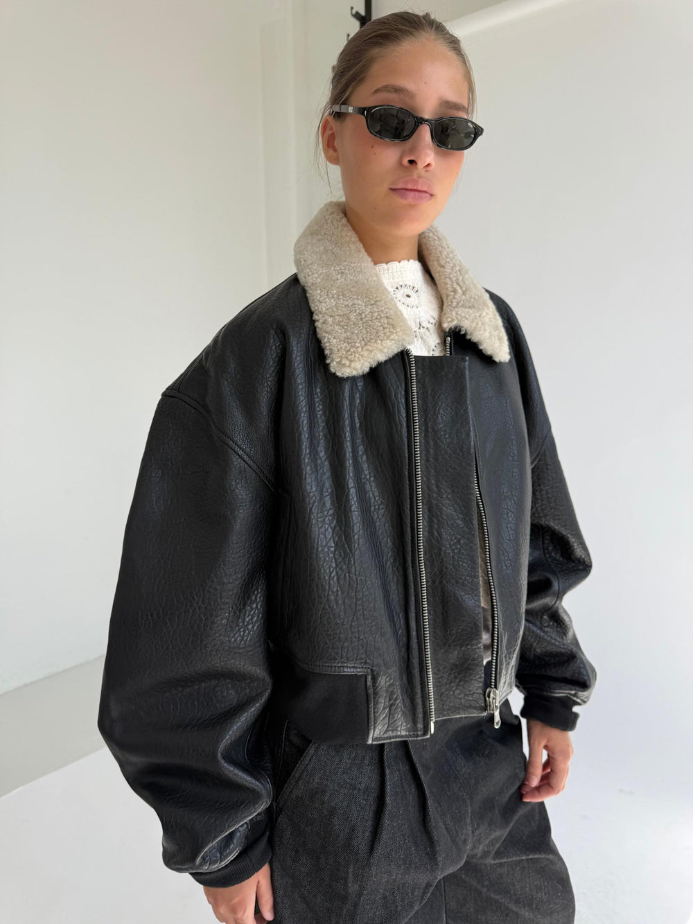 MEOTINE læderjakke med pelskrave, perfekt til en stilfuld og moderne garderobe.