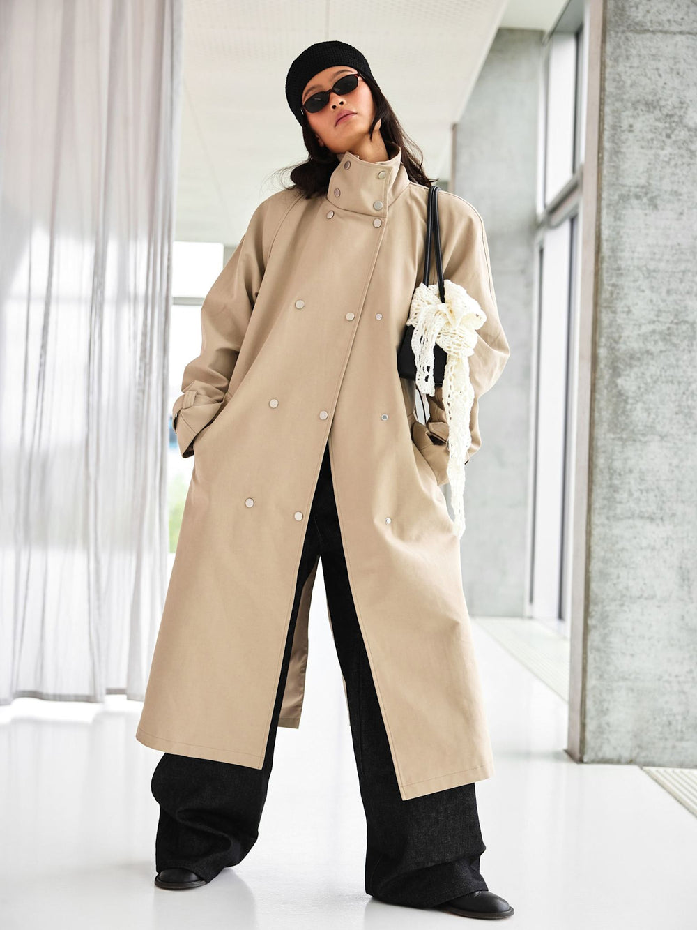 Lang beige frakke fra MEOTINE, perfekt til stilfulde og komfortable outfits.