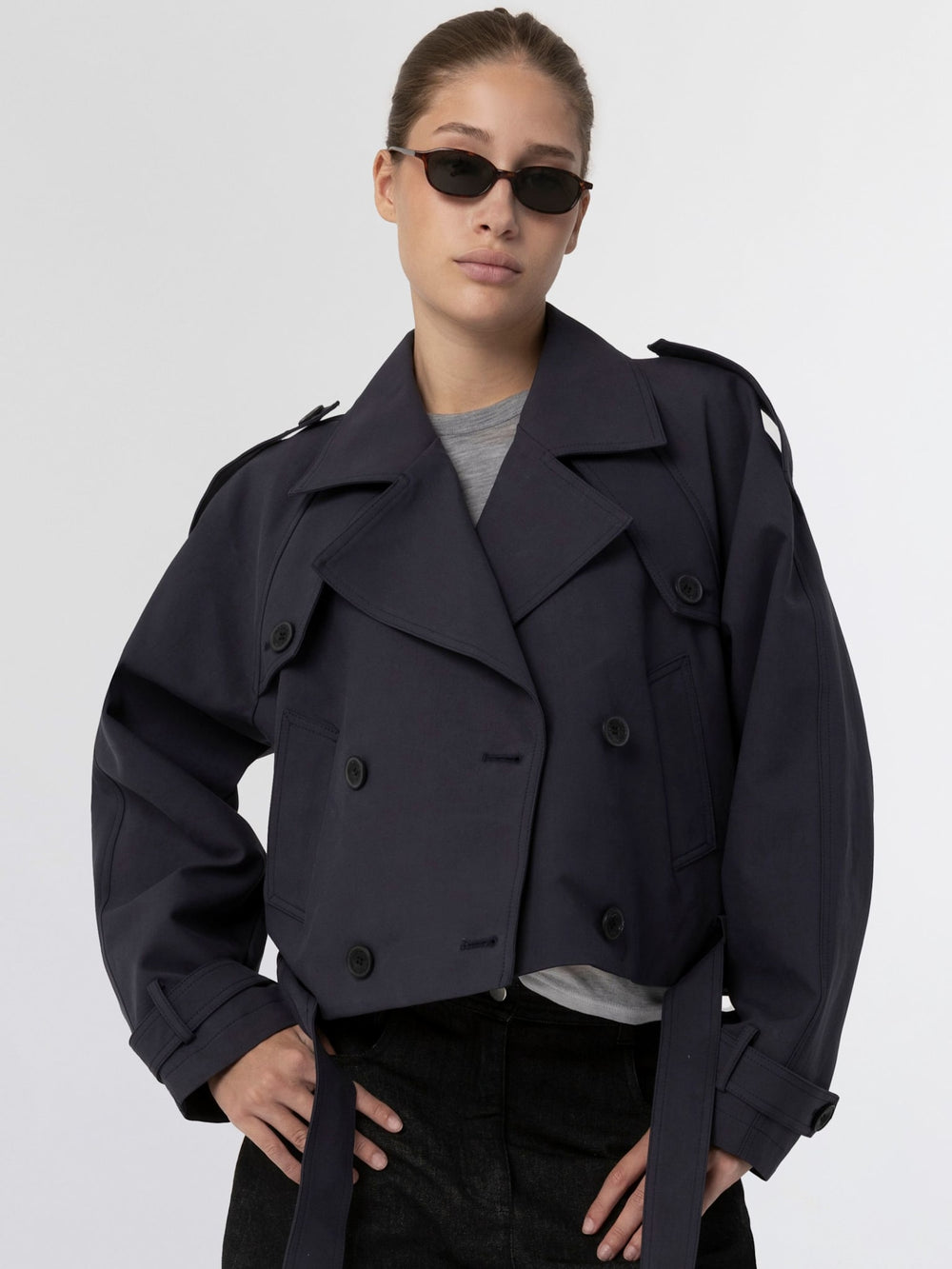 MEOTINE jakke i navy med cropped design og klassisk trench-stil, perfekt til enhver lejlighed.