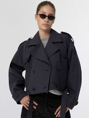 MEOTINE jakke i navy med cropped design og klassisk trench-stil, perfekt til enhver lejlighed.