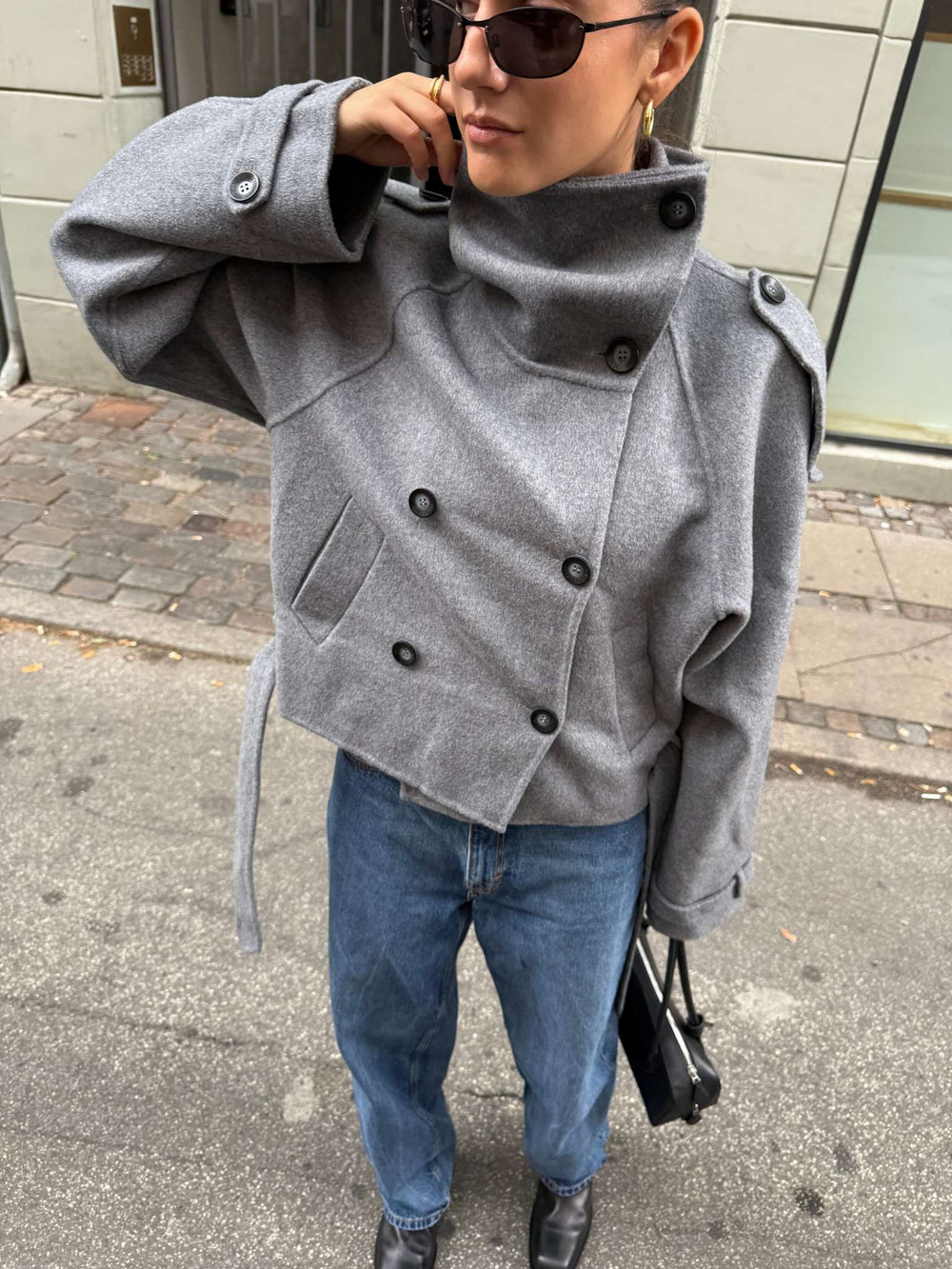 MEOTINE grå trenchcoat med bælte og detaljer, perfekt til stilfulde og varme outfits.