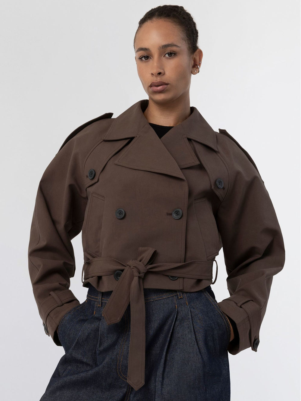 MEOTINE jakke i brun med bælte og klassisk trench-stil, perfekt til enhver lejlighed.