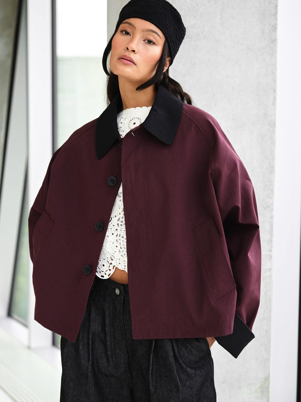 MEOTINE jakke i bordeaux med sort krave, perfekt til en stilfuld og moderne garderobe.