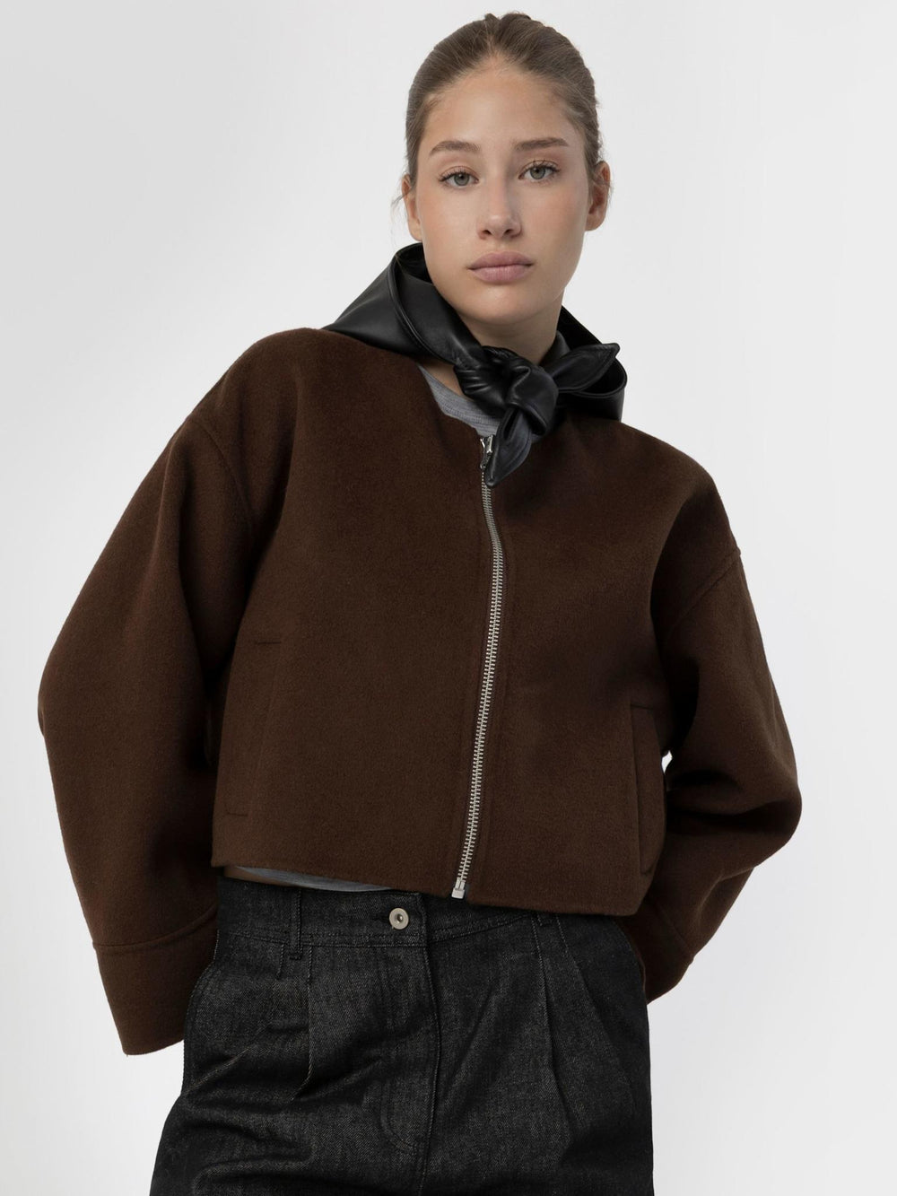 MEOTINE jakke i brun med kort design og lynlås, perfekt til en moderne og stilfuld garderobe.