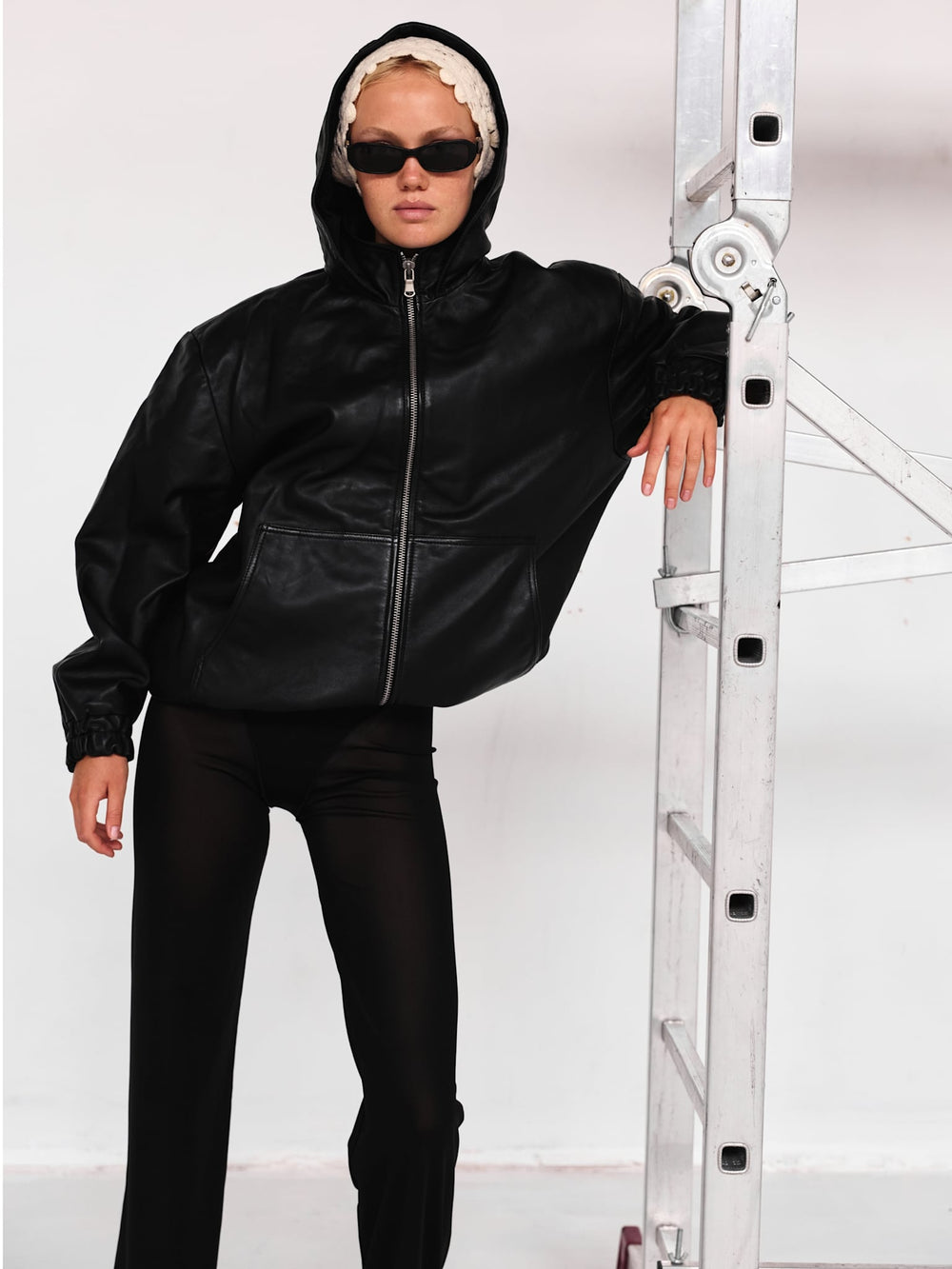 MEOTINE sort læderjakke med hætte, perfekt til en trendy og moderne stil.