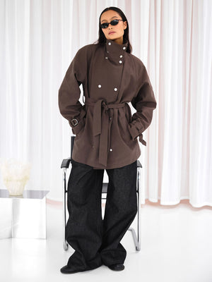 MEOTINE jakke i brun med bælte og knapper, perfekt til stilfulde og moderne outfits.