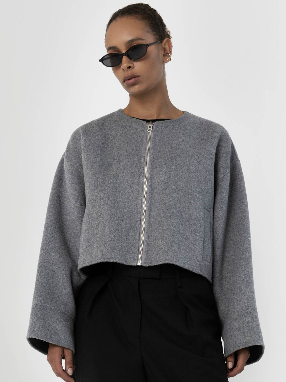 MEOTINE grå cropped jakke med lynlås, perfekt til en moderne og stilfuld garderobe.