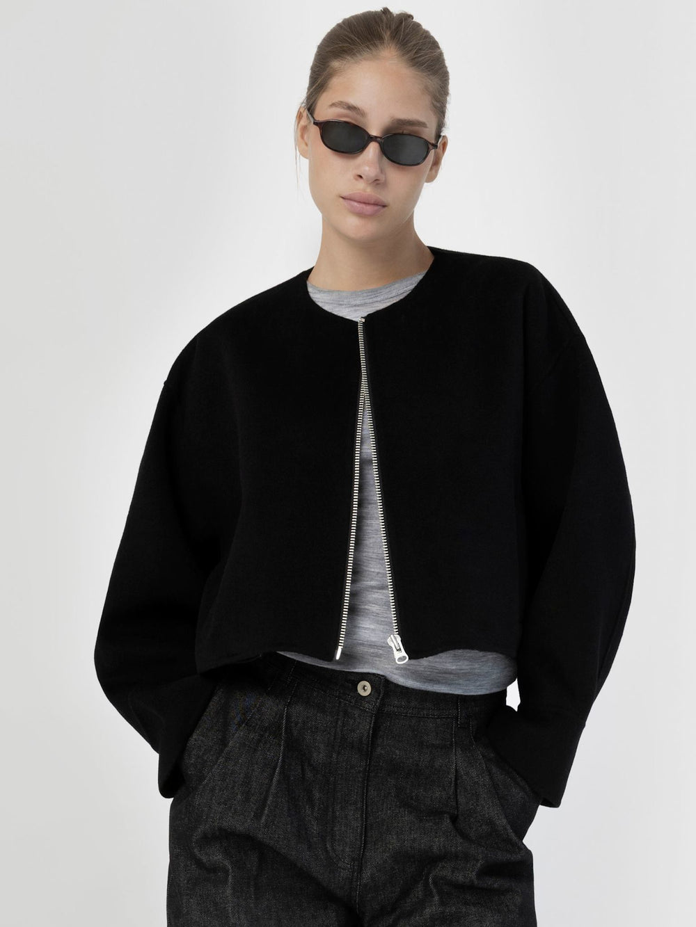 MEOTINE jakke i sort med lynlås, perfekt til en moderne og stilfuld garderobe.