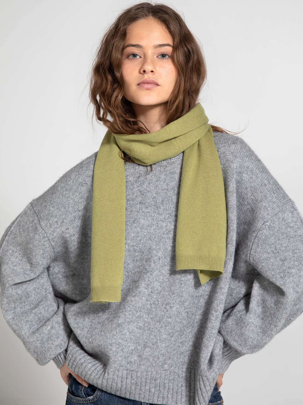 MEOTINE striktrøje i grå med en blød, grøn halsedisse til et stilfuldt og komfortabelt look.