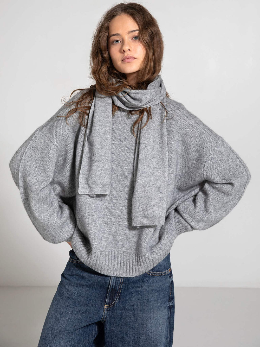 Grå MEOTINE sweater med løs pasform og matchende tørklæde, perfekt til en afslappet stil.