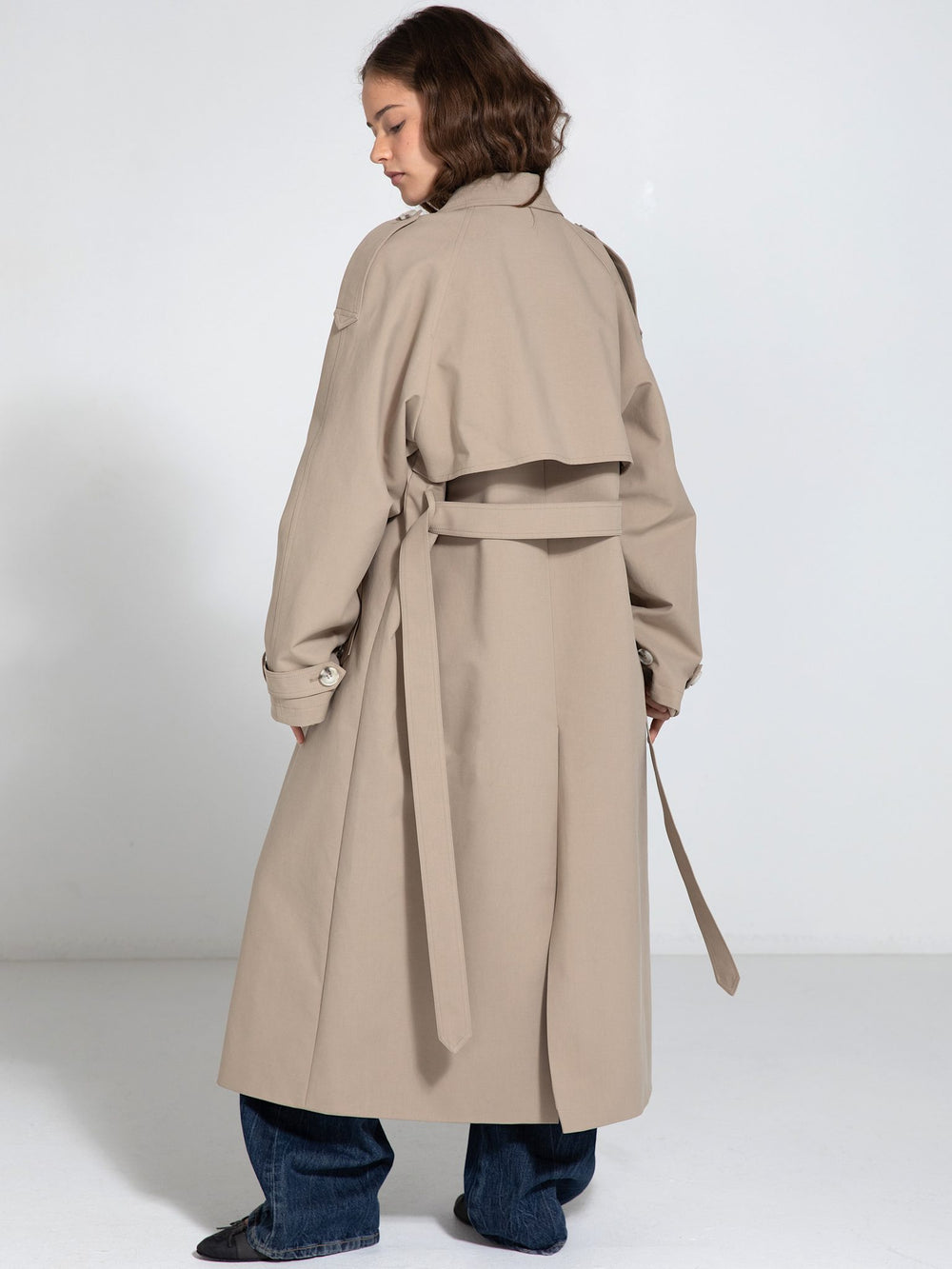 MEOTINE trenchcoat i beige med bælte og elegant design, perfekt til enhver lejlighed.