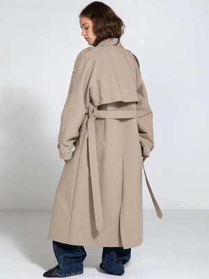 MEOTINE trenchcoat i beige med bælte og elegant design, perfekt til enhver lejlighed.