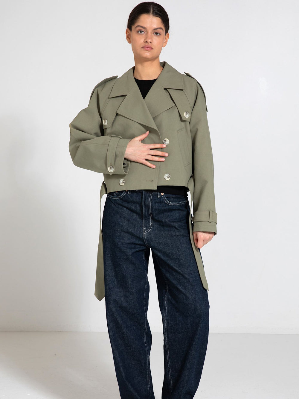 MEOTINE jakke i olivengrøn med dobbeltradet design og moderne snit til en stilfuld look.
