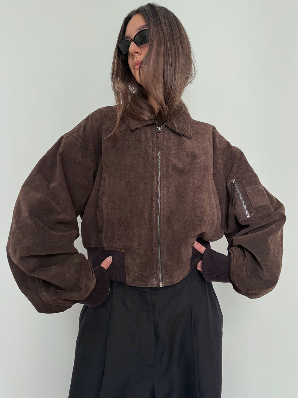 MEOTINE jakke i brun, med pufferærmer og lynlås, perfekt til en trendy og moderne stil.