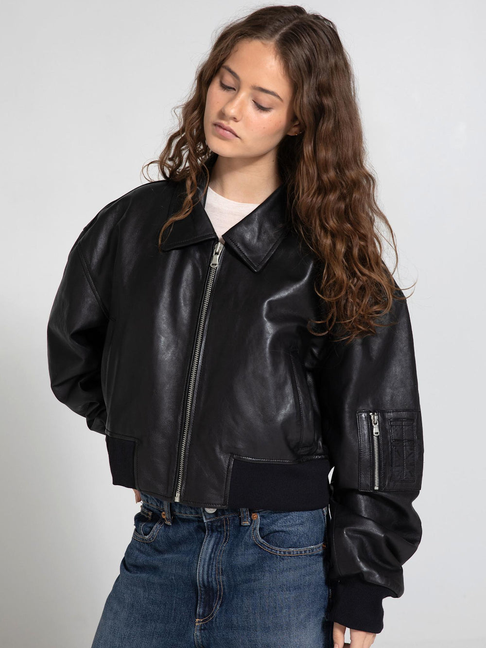 MEOTINE læderjakke med cropped design, perfekt til en moderne og stilfuld garderobe.