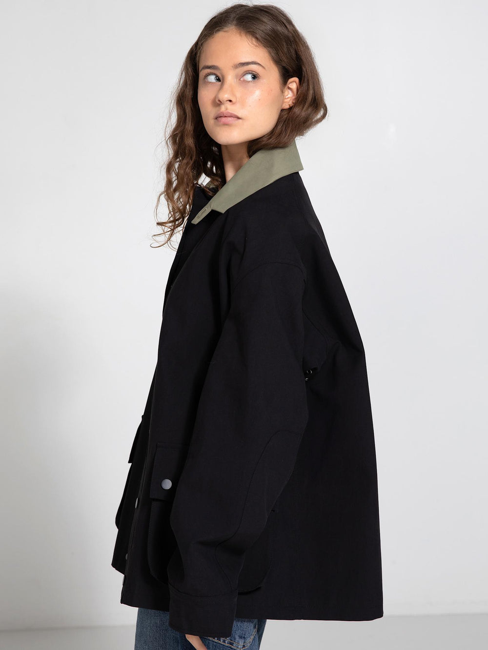 MEOTINE jakke med oversized pasform og kontrastfarvet krave, perfekt til en moderne stil.
