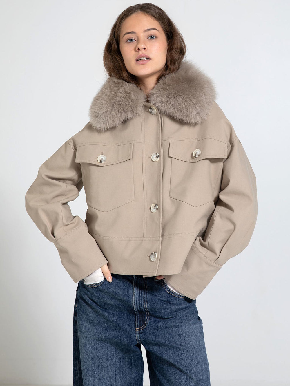 MEOTINE jakke med pelskrave, elegant og moderne, perfekt til enhver lejlighed.