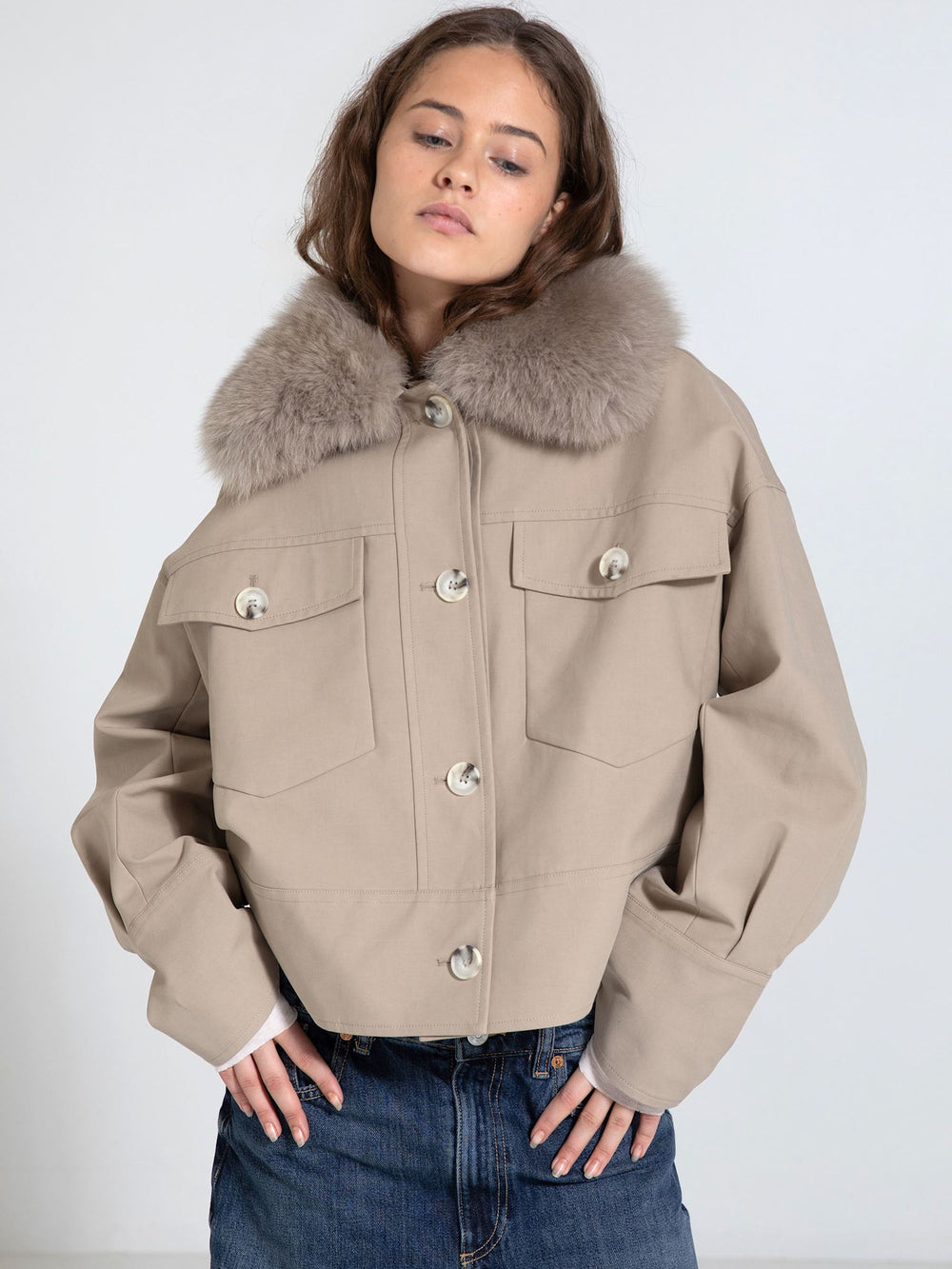 MEOTINE jakke med pelskrave, elegant og moderne, perfekt til enhver lejlighed.