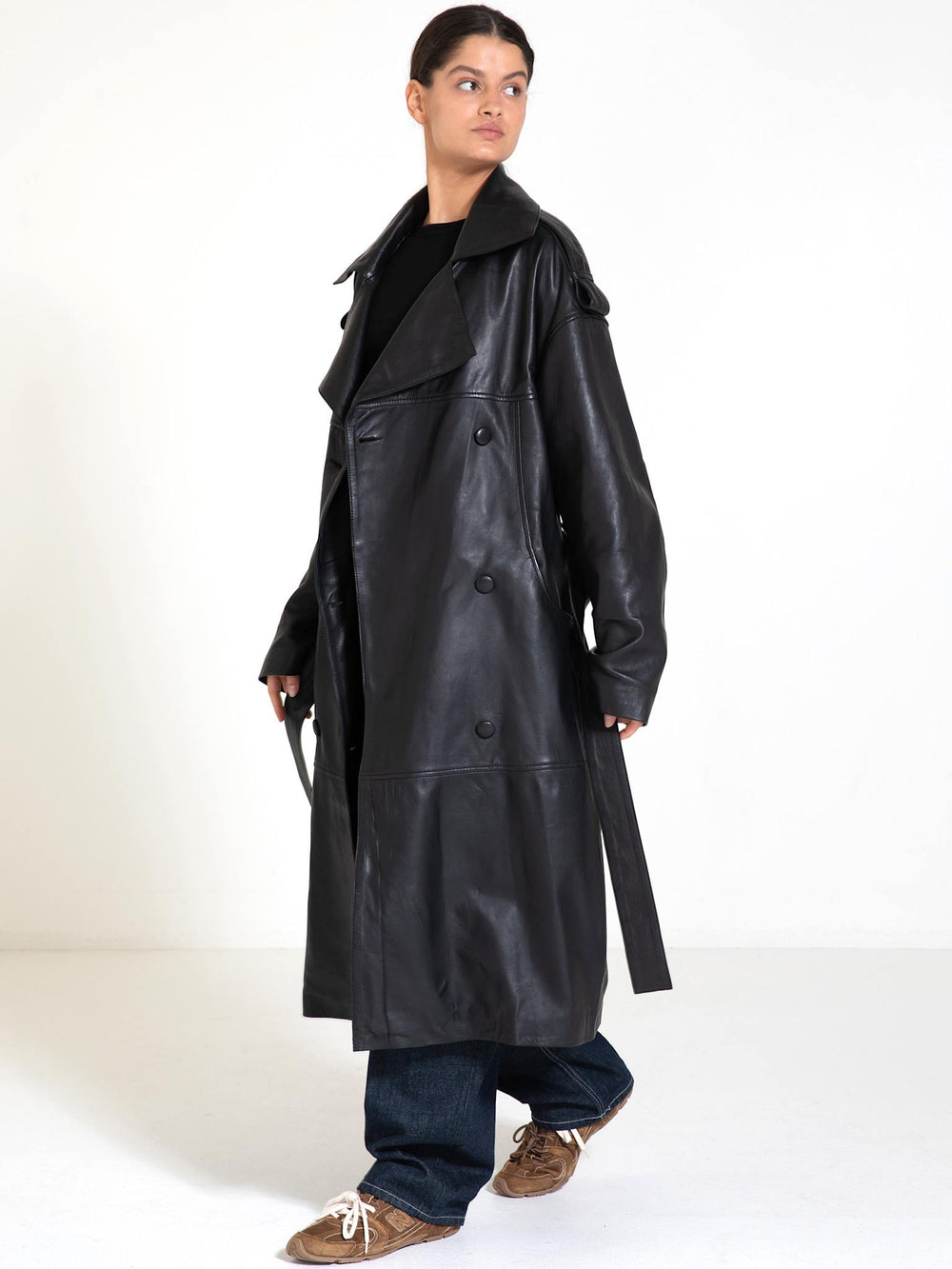 Lang sort læderfrakke fra MEOTINE, perfekt til at tilføje stil og elegance til dit outfit.