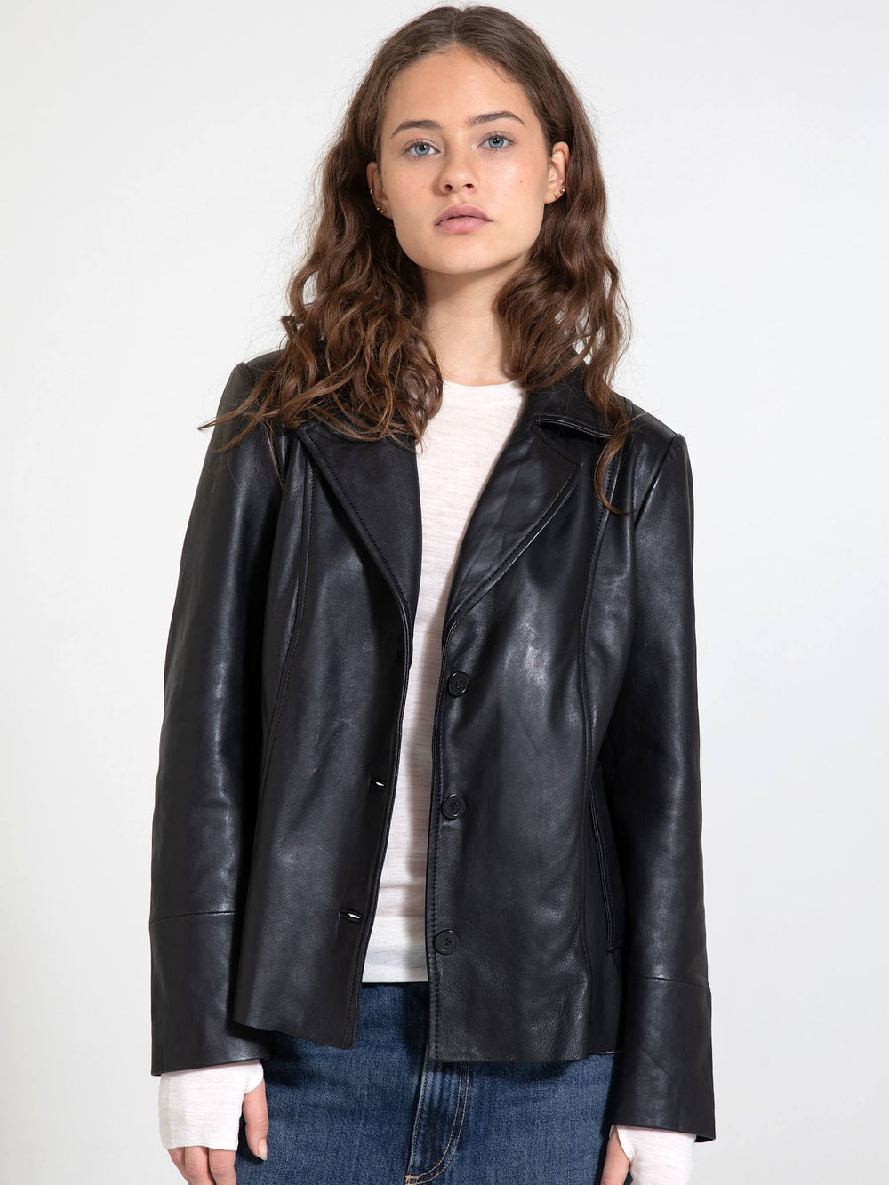 MEOTINE læderjakke med knaplukning, perfekt til en stilfuld og moderne garderobe.