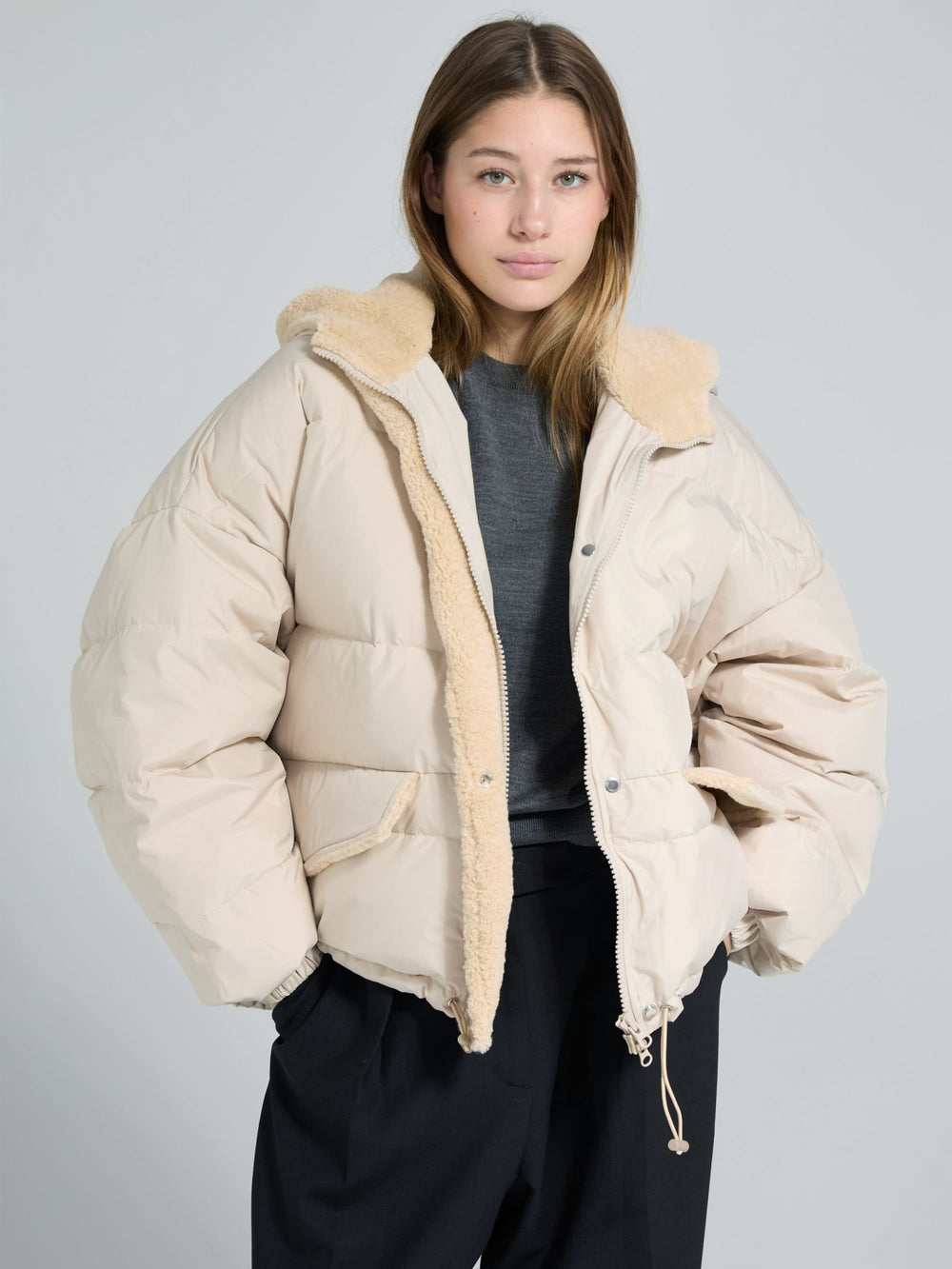 MEOTINE pufferjakke i beige med blødt for og klassisk design, perfekt til kolde dage.