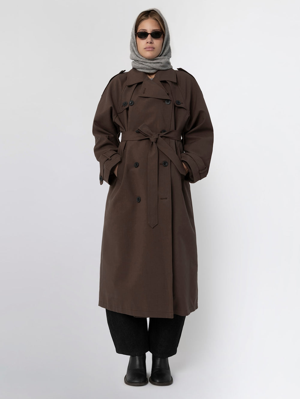 MEOTINE trenchcoat i brun med bælte, perfekt til stilfulde og varme outfits.