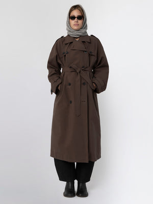 MEOTINE trenchcoat i brun med bælte, perfekt til stilfulde og varme outfits.
