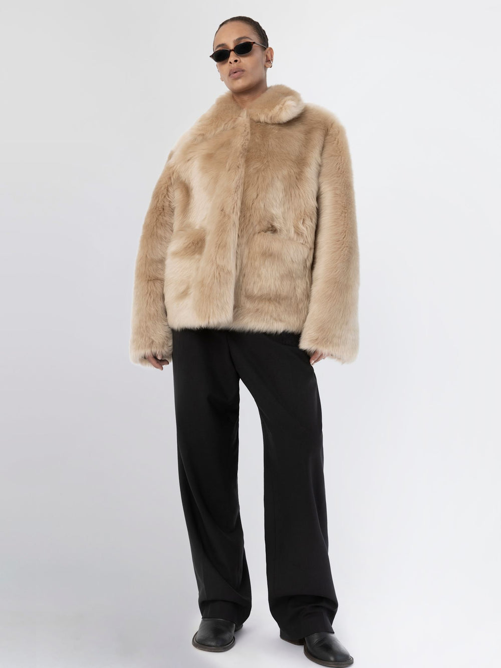 MEOTINE luksuriøs faux fur jakke i beige, perfekt til at tilføje elegance til din garderobe.