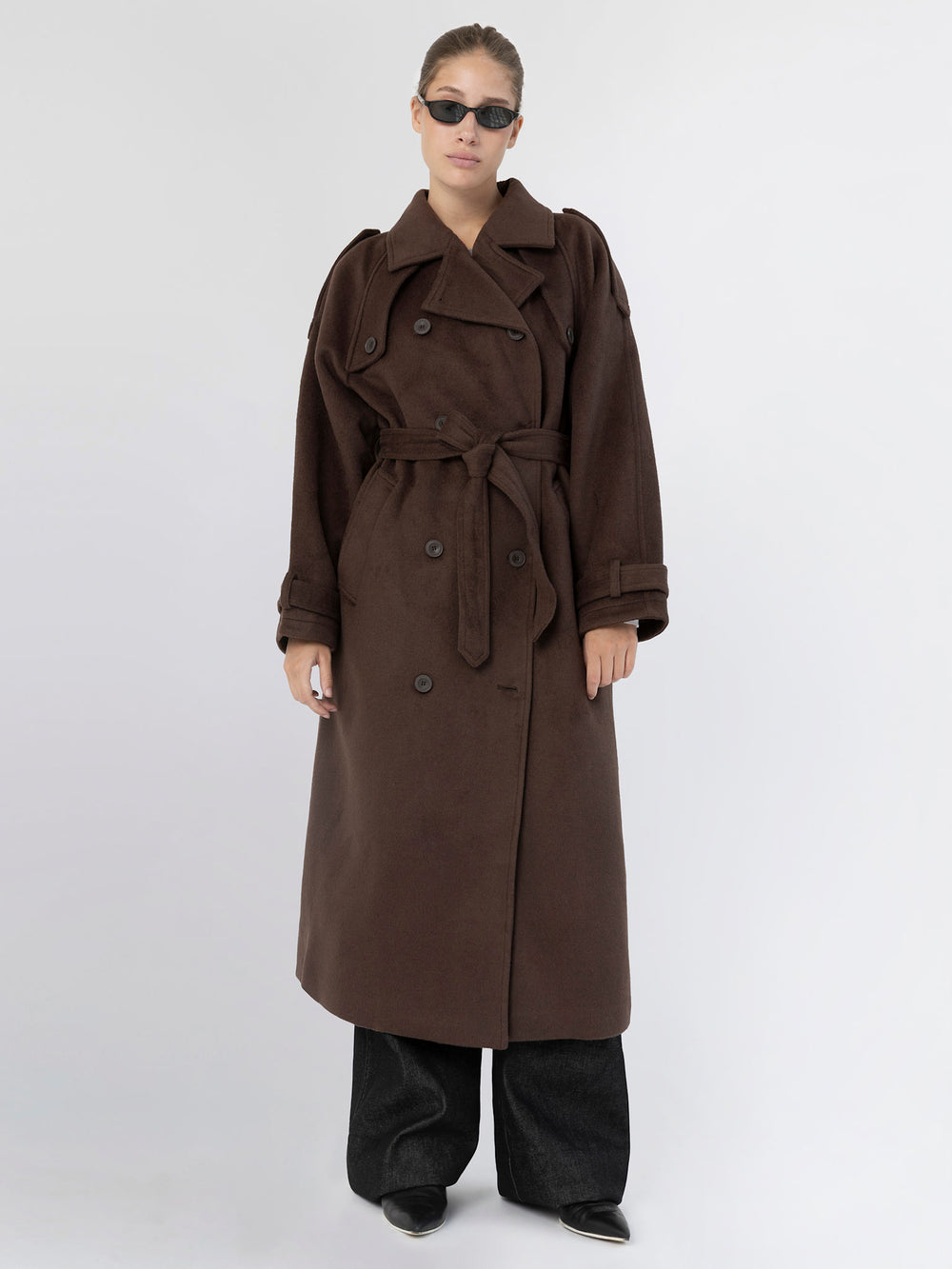 Lang brun frakke med bælte fra MEOTINE, perfekt til stilfulde og varme outfits.