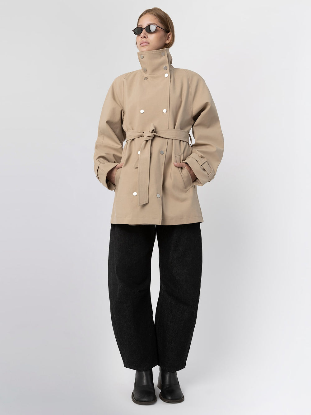 MEOTINE beige jakke med bælte og knapper, perfekt til stilfulde og komfortable outfits.