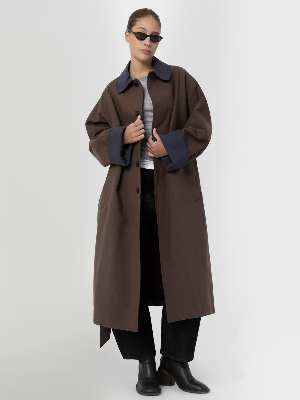 MEOTINE lang frakke i brun med blå krave, perfekt til stilfulde og komfortable outfits.