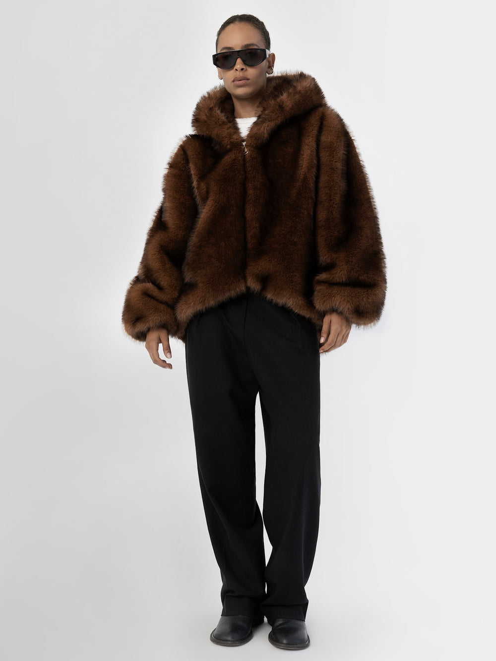 MEOTINE brun faux fur jakke med hætte, perfekt til stilfulde og varme outfits.