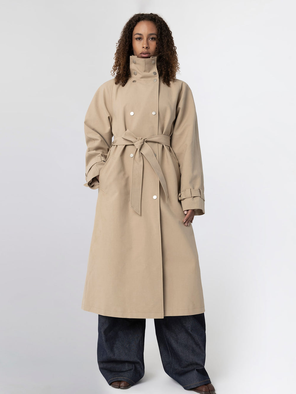 Lang beige frakke fra MEOTINE, perfekt til stilfulde og komfortable outfits.