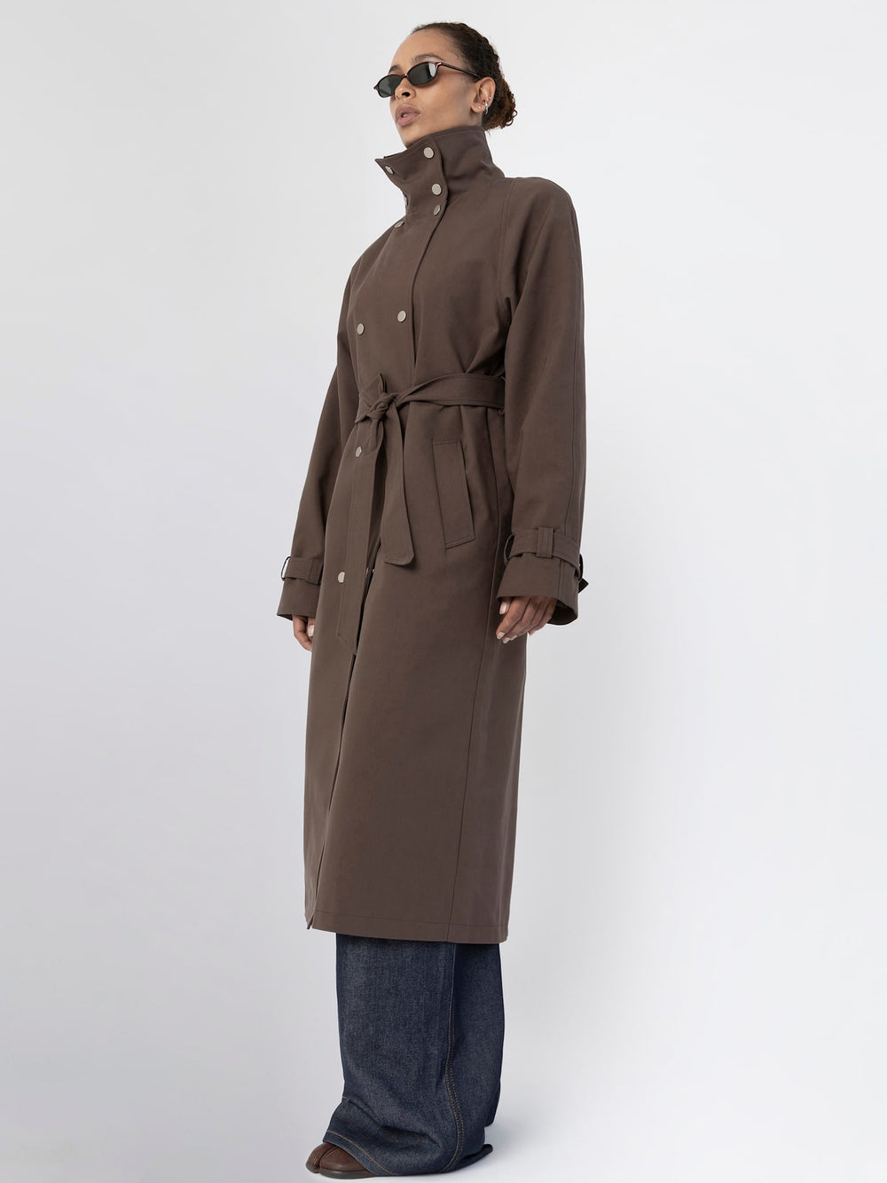 Lang brun trenchcoat med bælte fra MEOTINE, perfekt til stilfulde og moderne outfits.