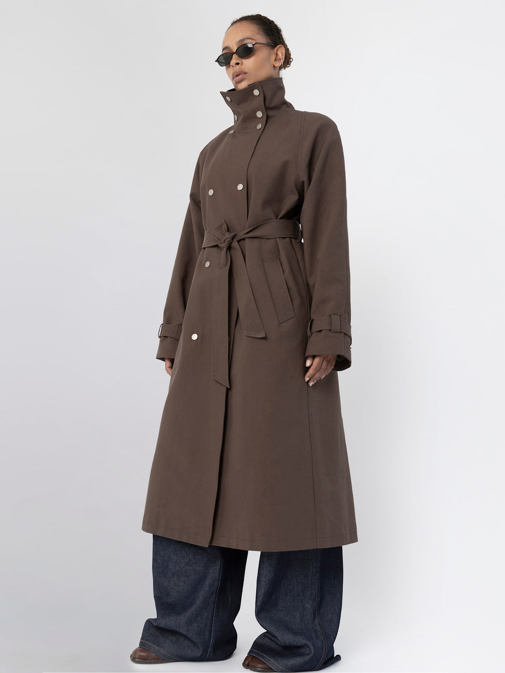 Lang brun trenchcoat med bælte fra MEOTINE, perfekt til stilfulde og moderne outfits.