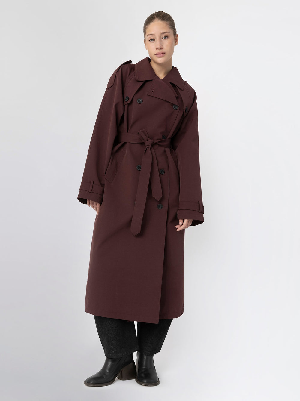 Lang, bordeauxfarvet trenchcoat fra MEOTINE med bælte og klassisk design. Perfekt til enhver lejlighed.