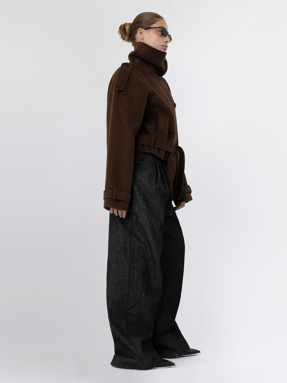 MEOTINE jakke i brun med bælte og dobbeltknaplukning, perfekt til stilfulde outfits.