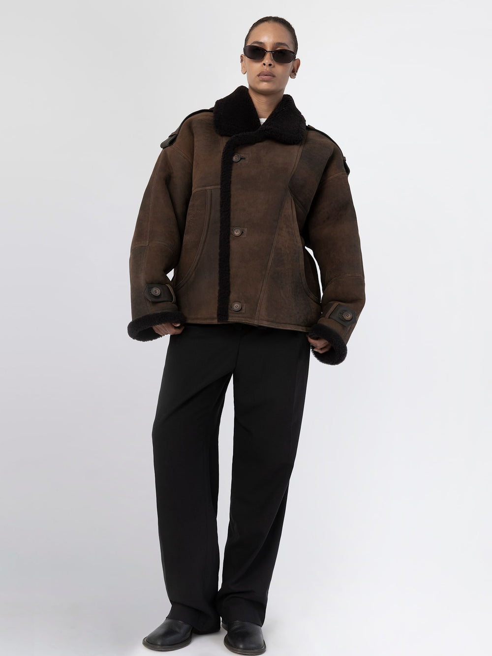 MEOTINE jakke i brunt læder med blødt pelskrave, perfekt til stilfulde og varme outfits.
