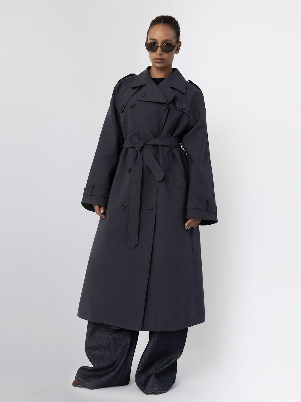 MEOTINE trenchcoat i mørkeblå, elegant og stilfuld, perfekt til enhver lejlighed.