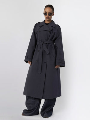 MEOTINE trenchcoat i mørkeblå, elegant og stilfuld, perfekt til enhver lejlighed.