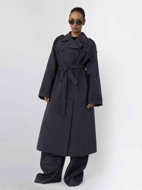 MEOTINE trenchcoat i mørkeblå, elegant og stilfuld, perfekt til enhver lejlighed.